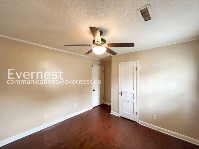Building Photo - 2-Bed/1-Bath Home/Voucher Accepted/Available Now!