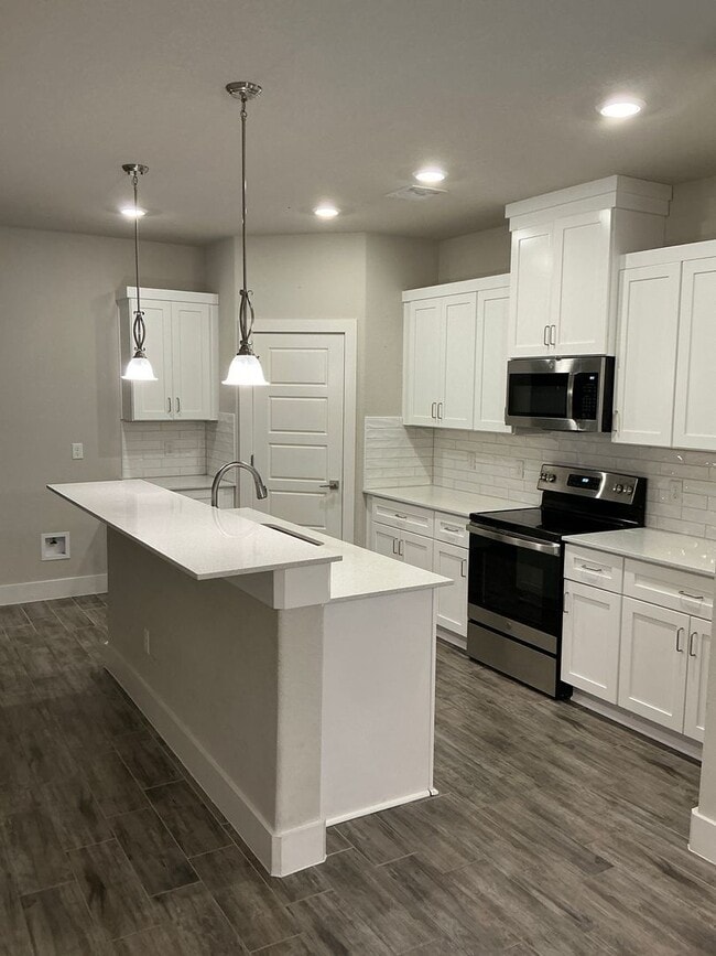 Building Photo - 3/2/2 + AFFORDABLE + PETS WELCOME