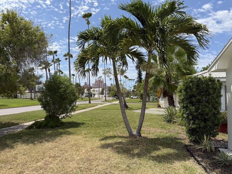 Building Photo - 2 Bed/1 Bath - Unit 2