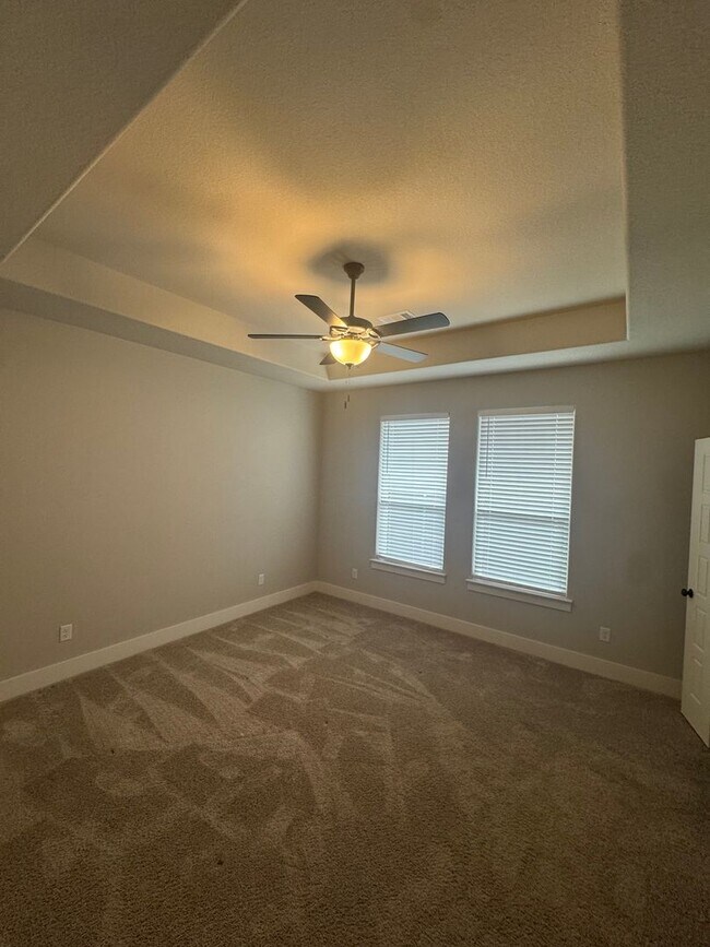 Building Photo - 3/2/2 - FIREPLACE - MUDROOM - GODLEY ISD