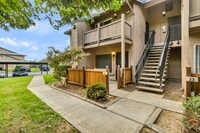 Building Photo - Great 2 Bedroom Condo in Gated Community