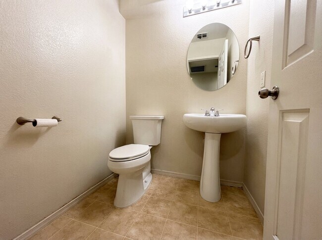 Building Photo - 989 Grand Cerritos Ave