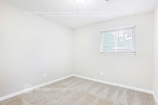 Building Photo - 3260 Redona Dr