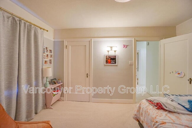 Building Photo - 309 W 37th St