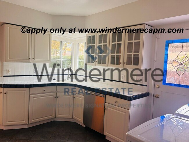 Building Photo - Charming Upper Land Park Home with Vintage...