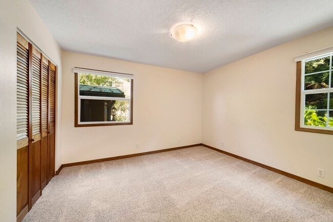 Building Photo - 14239 SE Fairoaks Ln