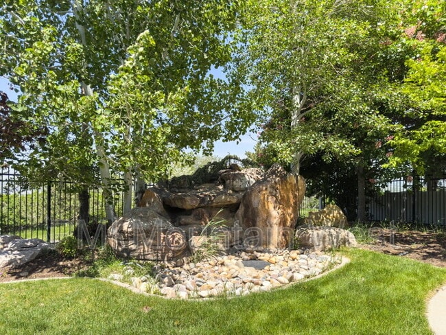 Building Photo - 49 E Fairway Dr