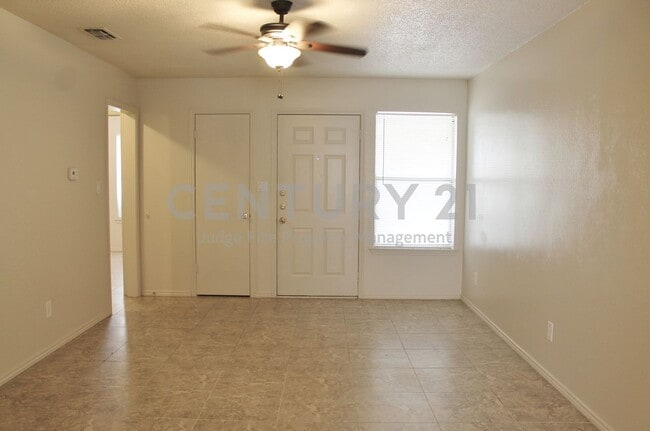 Building Photo - Adorable 2/1 Duplex in Weatherford For Rent!