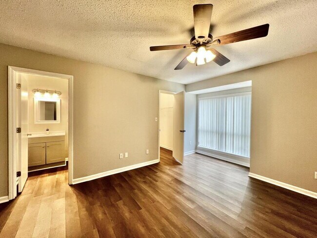 Building Photo - 3 BEDROOM CONDO IN TERRIFIC LOCATION!