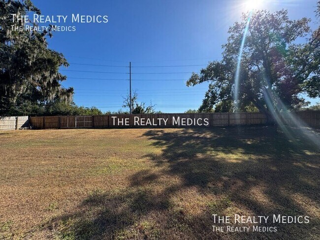 Building Photo - 2601 Bridle Dr