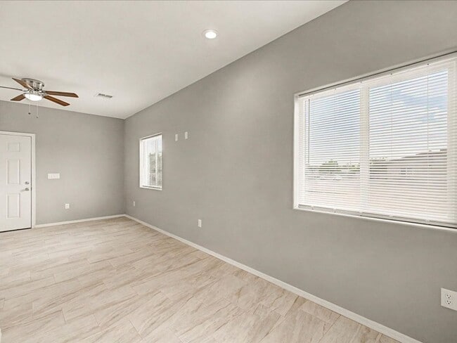 Building Photo - PRICE REDUCTION!  $500 OFF FIRST FULL MONTH'S RENT!