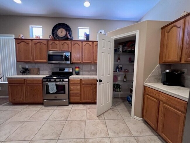 Building Photo - 2BR Vacation Home in Gated Community Bullhead Parkway with Utilities Avail 10/1