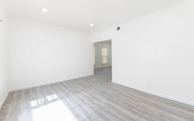 Building Photo - Charming 2-Bedroom Property in Prime Location