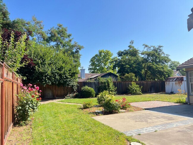 Building Photo - Brand New Flooring and FRESH Paint - SPACIOUS 3 BEDROOM HOUSE IN LIVERMORE!!!