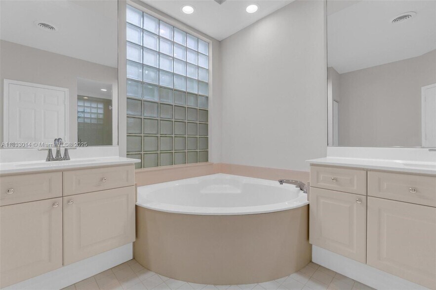 Building Photo - 2553 Bay Pointe Dr
