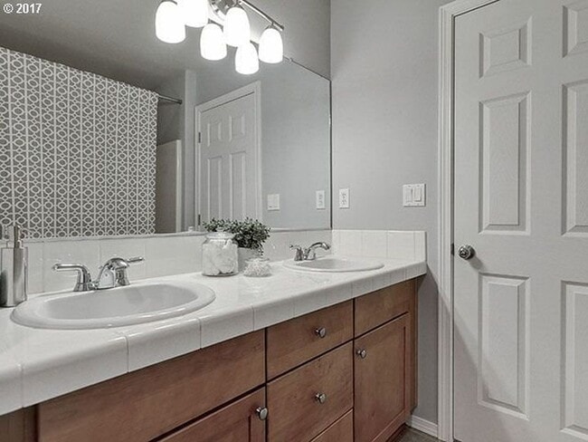Building Photo - Beautiful 4 bedroom/2.5 bath Home in Newberg
