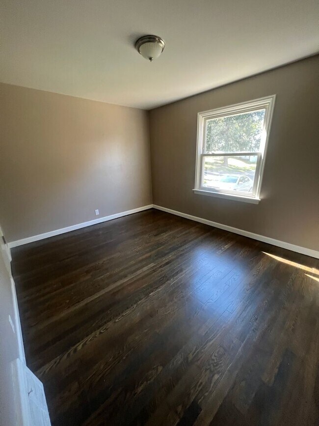 Building Photo - 3 Bedroom One Bath House in Bissell Hills ...