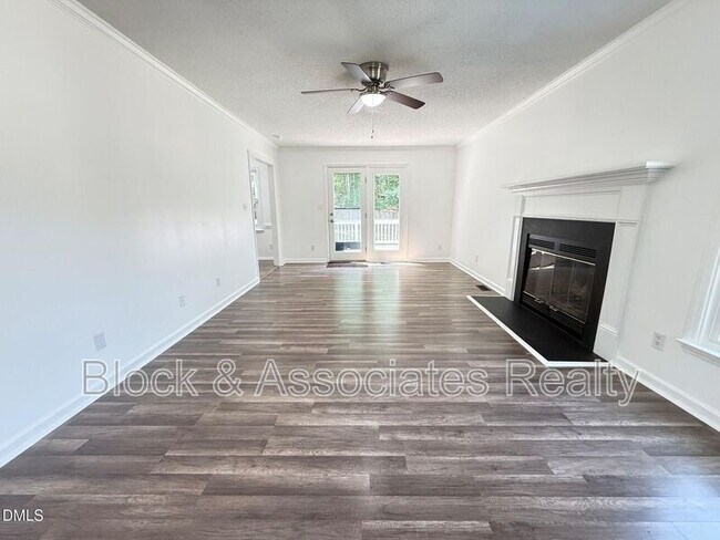 Building Photo - 401 Holly Berry Ln