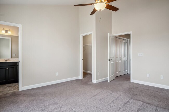 Building Photo - 3 bed/ 3 1/2 bath.  Dog Friendly.