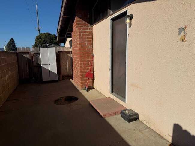 Building Photo - 401 N Lupine St