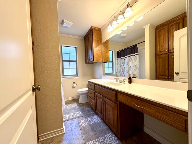 Building Photo - 710 Huntwick Ln