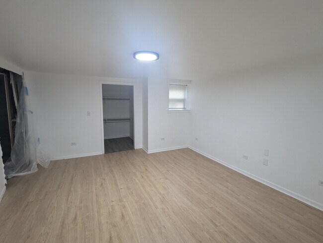 Building Photo - 1457 W Foster Ave