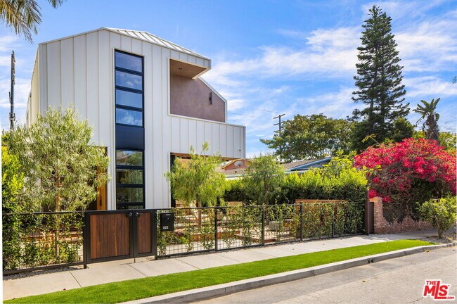 Building Photo - 822 Superba Ave