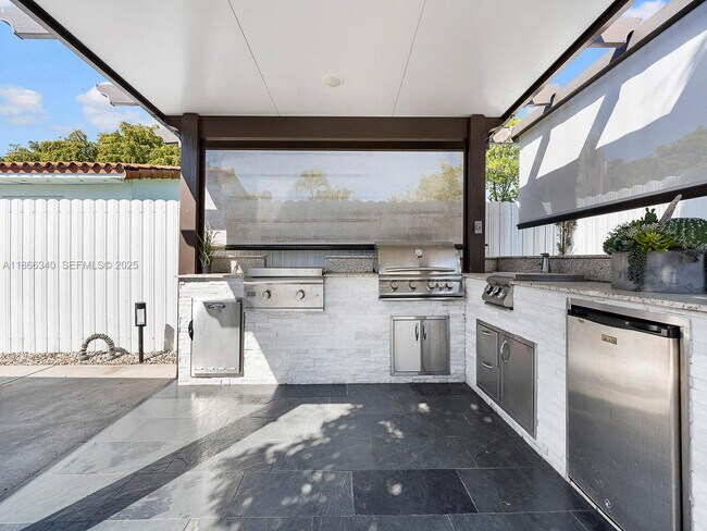 Building Photo - 6951 Miami Lakeway S