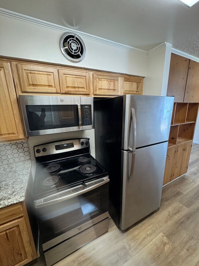 Building Photo - Charming Updated 2 Bedroom Home with Huge Backyard, A/C & Owner-Paid Landscaping