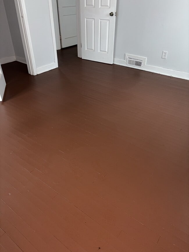 Building Photo - 3 Bedroom 1 Bathroom