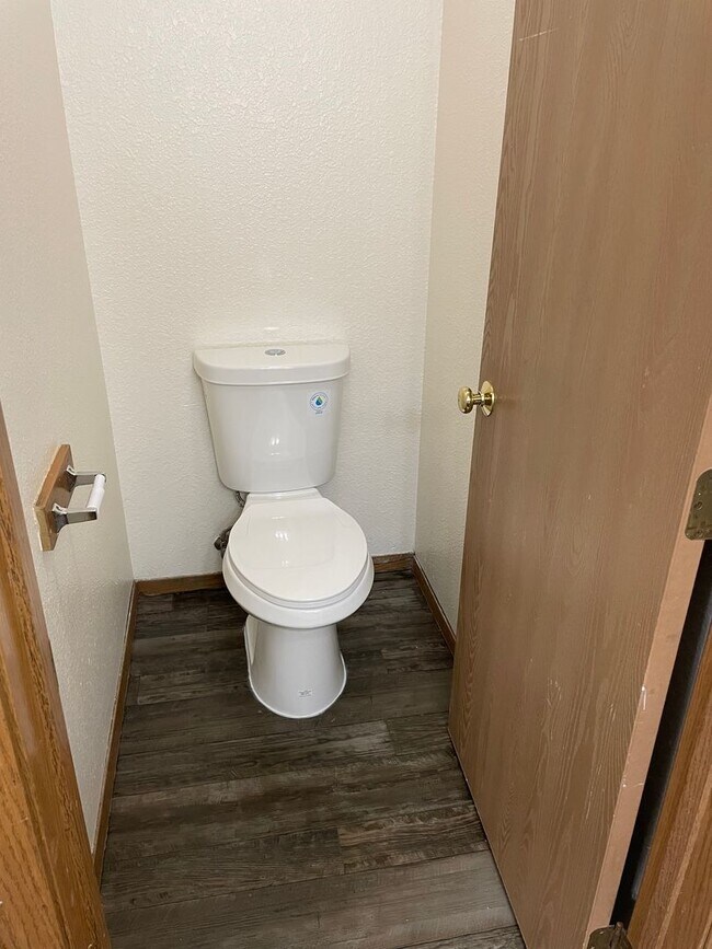 Building Photo - Four Bedroom Apartment