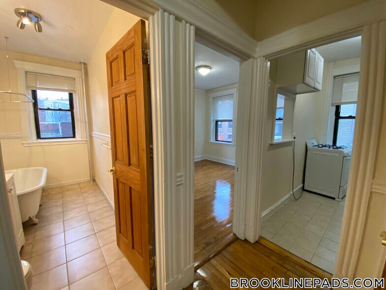 Building Photo - 364 Riverway