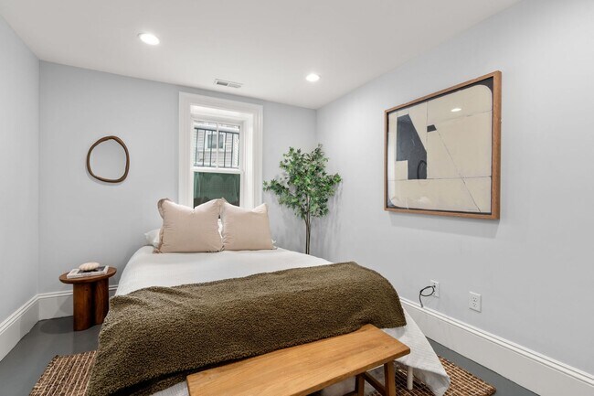 Building Photo - Amazing 3 bed 3 bath in Allston