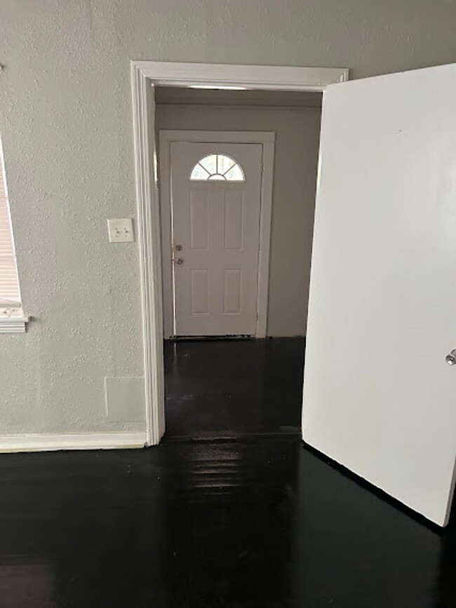 Building Photo - MOVE IN READY!!! $15.00 APPLICATION FEES F...