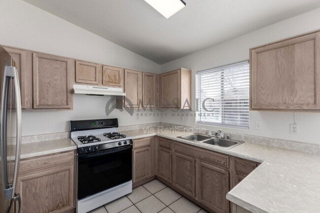 Building Photo - 703 W Hess Ave