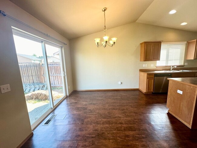 Building Photo - Spacious 3 Bedroom 2 Bathroom Home Now Available