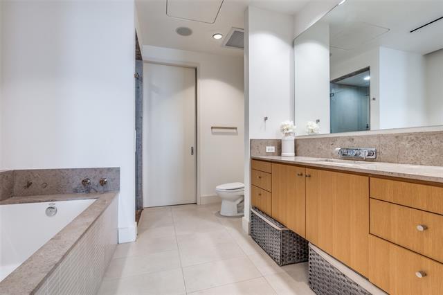 Building Photo - 2408 Victory Park Ln