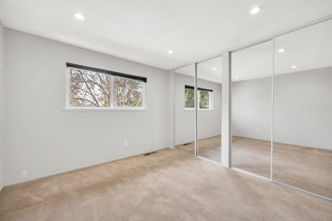 Building Photo - Spacious 4-Bedroom, 2.5-Bath Townhouse Clo...