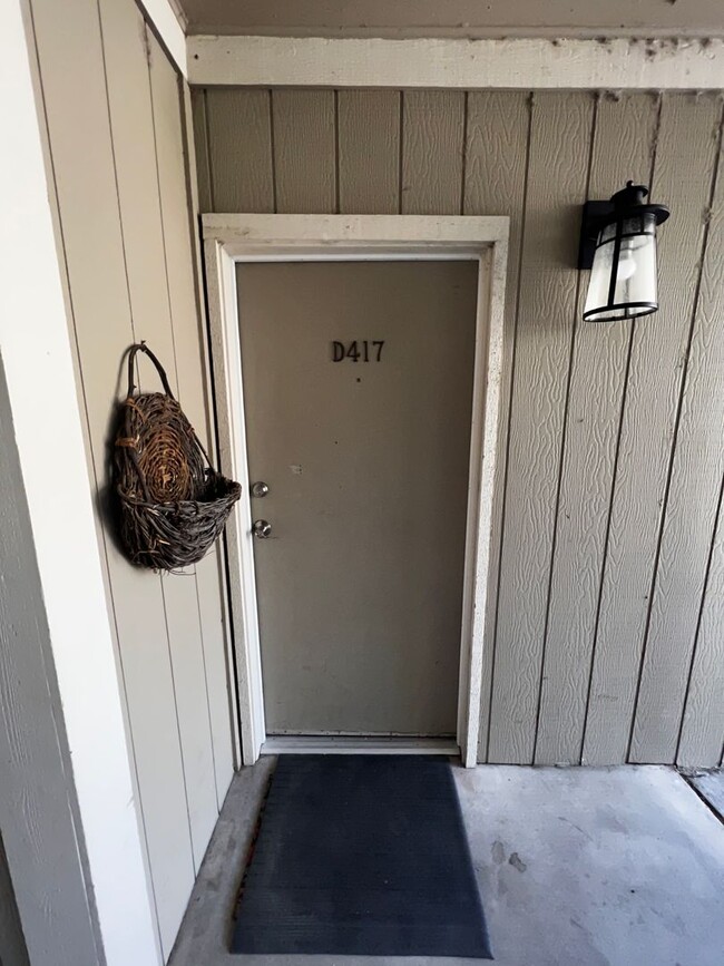 Building Photo - Tastefully updated 1 bedroom, 1 bathroom c...