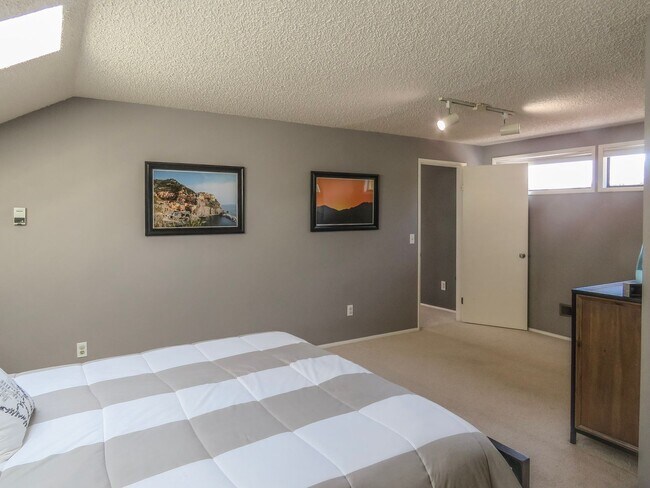 Building Photo - 4 Bedroom Tualatin Home Available - Inquir...