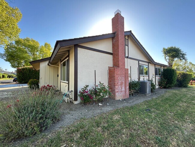 Building Photo - Beautifully Renovated 4 Bedroom 2 Bath Sin...