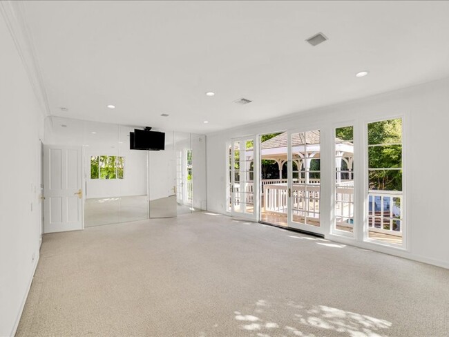 Building Photo - 9654 Wendover Dr