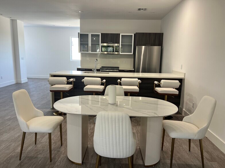 Building Photo - 1045 NE 18th Ave