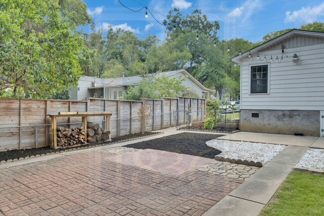 Building Photo - 2205 Sharon Ln