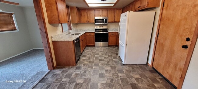 Building Photo - Beautiful & Spacious Home for Rent