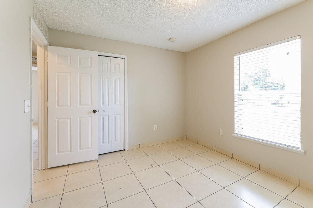 Building Photo - 742 Paris Dr