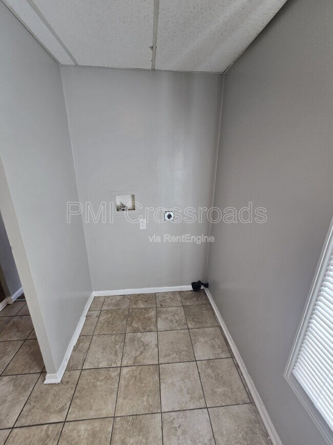 Building Photo - 153 S Cypress Ave