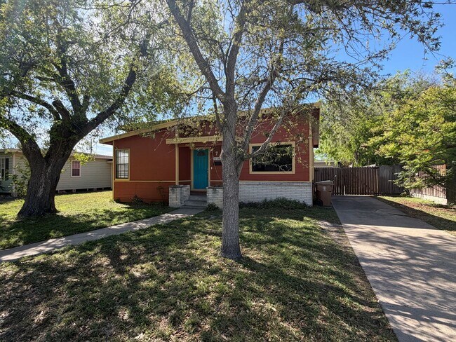 Building Photo - TWO BEDROOM ONE BATH ON LARGE LOT!