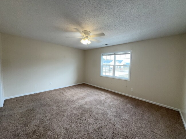 Building Photo - Stunning 3 Bedroom Home in Hubert-708 Covington Ct.