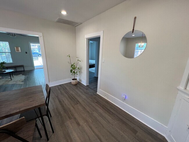 Building Photo - 615 Parkview Ave